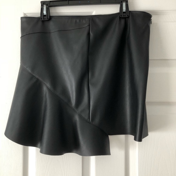 Pleather skirt - Picture 2 of 2